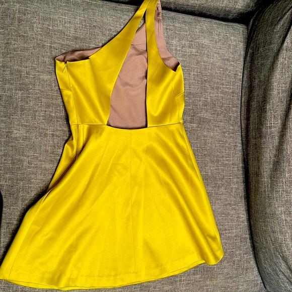 Very delicate and soft one shoulder dress - Picture 2 of 10